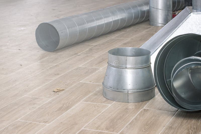 Dettagli del primo piano del sistema di ventilazione sul pavimento sporco durante il lavoro dell'installazione immagine stock Dettagli del primo piano del sistema di ventilazione sul pavimento sporco durante il lavoro dell'installazione immagine stock