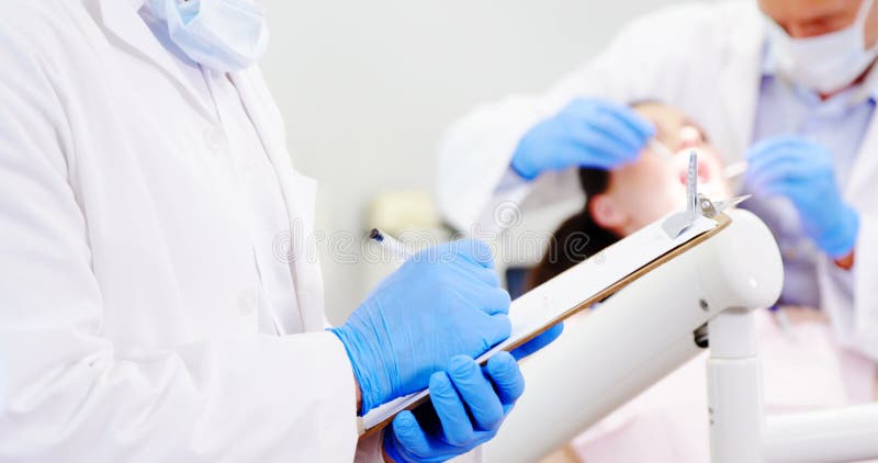 Dettagli di scrittura del dentista sulla lavagna per appunti