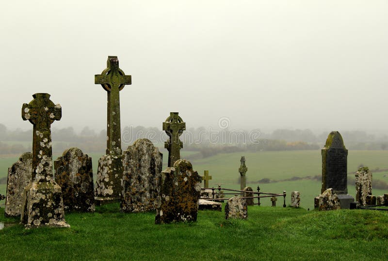 Dettagli di vecchi croci celtiche e campi di rotolamento, roccia di Cashel, contea Tipperary, Irlanda, 2014 fotografia stock Dettagli di vecchi croci celtiche e campi di rotolamento, roccia di Cashel, contea Tipperary, Irlanda, 2014 fotografia stock
