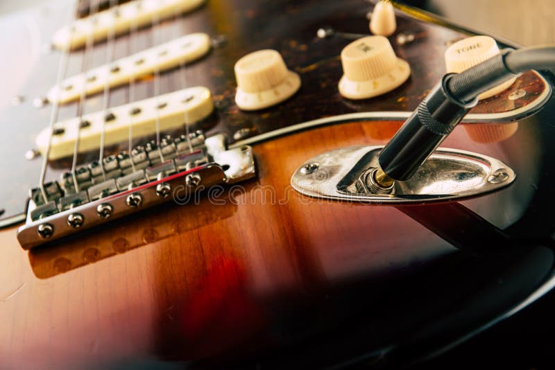 Dettagli e collegamento della presa del cavo di cavo e della chitarra Tono e controlli del volume fotografie stock libere da diritti Dettagli e collegamento della presa del cavo di cavo e della chitarra Tono e controlli del volume fotografie stock libere da diritti