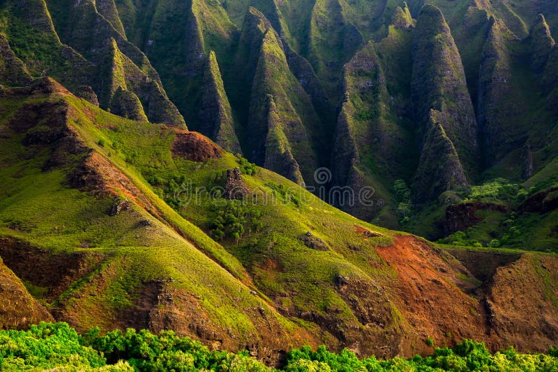 Dettagli la vista delle scogliere irregolari del Na Pali, Kauai del paesaggio immagini stock libere da diritti Dettagli la vista delle scogliere irregolari del Na Pali, Kauai del paesaggio immagini stock libere da diritti