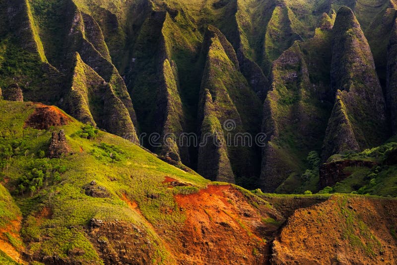 Dettagli la vista delle scogliere irregolari del Na Pali, Kauai del paesaggio fotografie stock Dettagli la vista delle scogliere irregolari del Na Pali, Kauai del paesaggio fotografie stock