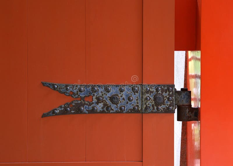 Dettagli metallici di falegnameria della porta arrugginiti giapponese con il fondo delle viti fotografia stock Dettagli metallici di falegnameria della porta arrugginiti giapponese con il fondo delle viti fotografia stock