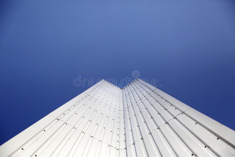 Dettaglio architettonico di metallo d'acciaio la geometria moderna con il fondo del cielo blu con lo spazio della copia immagine stock libera da diritti Dettaglio architettonico di metallo d'acciaio la geometria moderna con il fondo del cielo blu con lo spazio della copia immagine stock libera da diritti