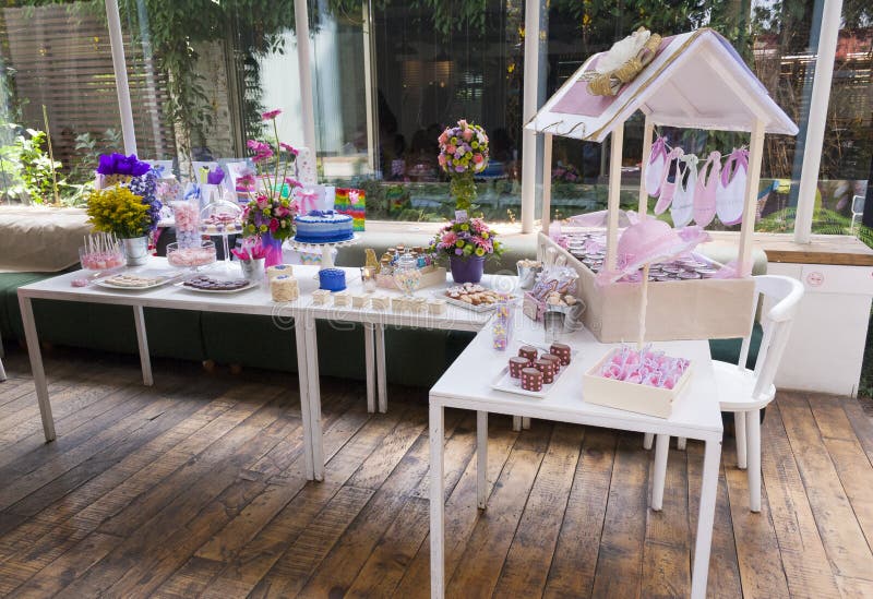 Dettaglio del partito dei bambini della pasticceria, delizia del dolce e spuntini, dessert dolci al partito dei bambini fotografie stock libere da diritti Dettaglio del partito dei bambini della pasticceria, delizia del dolce e spuntini, dessert dolci al partito dei bambini fotografie stock libere da diritti