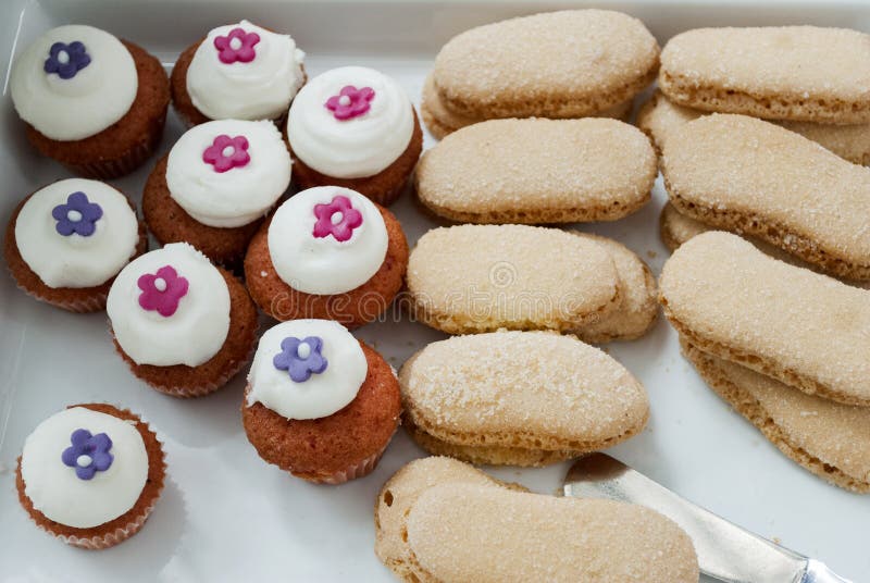 Dettaglio del partito dei bambini della pasticceria, delizia del dolce e spuntini, dessert dolci al partito dei bambini fotografia stock Dettaglio del partito dei bambini della pasticceria, delizia del dolce e spuntini, dessert dolci al partito dei bambini fotografia stock