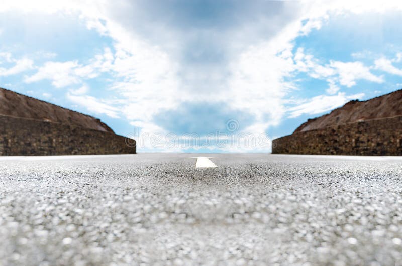 Dettaglio del primo piano della vista giù una strada a distanza della strada principale del deserto fotografia stock Dettaglio del primo piano della vista giù una strada a distanza della strada principale del deserto fotografia stock