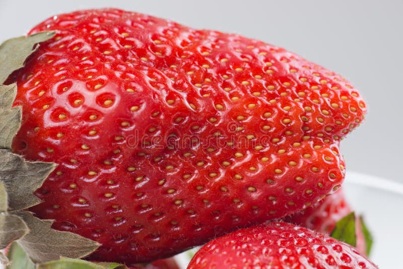 Dettaglio del primo piano di una fragola rossa fresca fotografia stock libera da diritti Dettaglio del primo piano di una fragola rossa fresca fotografia stock libera da diritti