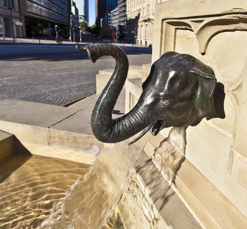 Dettaglio dell'elefante come becco di acqua della statua di Johannes Gutenber fotografia stock libera da diritti