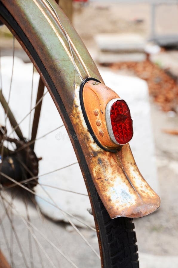 Dettaglio della ruota posteriore di una bicicletta d'annata arrugginita immagine stock libera da diritti Dettaglio della ruota posteriore di una bicicletta d'annata arrugginita immagine stock libera da diritti