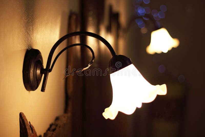 Dettaglio delle lampade d'annata disposte sopra un letto di una stanza di lusso in un hotel del cottage del paese vicino a Girona fotografie stock libere da diritti Dettaglio delle lampade d'annata disposte sopra un letto di una stanza di lusso in un hotel del cottage del paese vicino a Girona fotografie stock libere da diritti