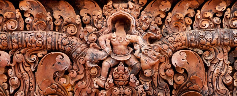 Dettaglio delle sculture di pietra a Banteay Srei immagini stock Dettaglio delle sculture di pietra a Banteay Srei immagini stock