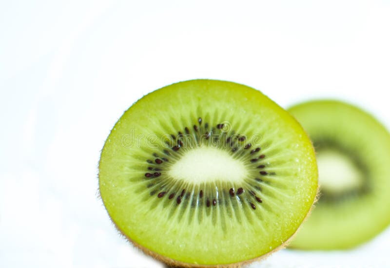 Dettaglio di un kiwi fresati su fondo bianco fotografia stock