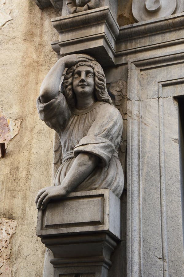 Dettaglio di una colonna umanizzata della chiesa in città superiore Citta Alta, Bergamo, Italia immagine stock libera da diritti Dettaglio di una colonna umanizzata della chiesa in città superiore Citta Alta, Bergamo, Italia immagine stock libera da diritti