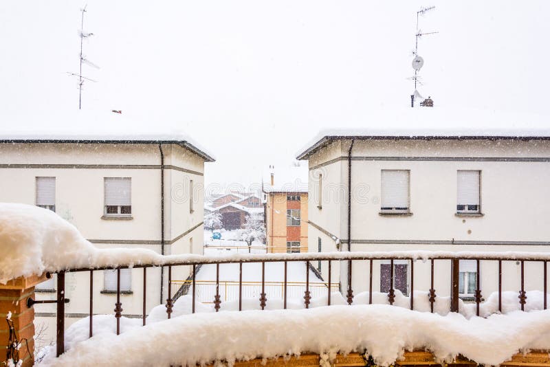 Dettaglio urbano di inverno durante le precipitazioni nevose intense fotografie stock Dettaglio urbano di inverno durante le precipitazioni nevose intense fotografie stock