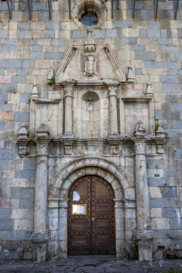 Deur van de Kerk St Nicolas de Bari in burguete-Auritz, Navarre, Spanje, architecturaal detail royalty-vrije stock foto Deur van de Kerk St Nicolas de Bari in burguete-Auritz, Navarre, Spanje, architecturaal detail royalty-vrije stock foto