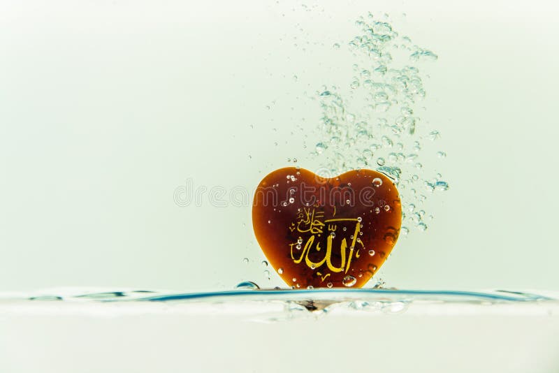 deus do ` de allah do ` do Islã com respingo da água do símbolo com bolhas do ar, no fundo branco fotos de stock royalty free deus do ` de allah do ` do Islã com respingo da água do símbolo com bolhas do ar, no fundo branco fotos de stock royalty free