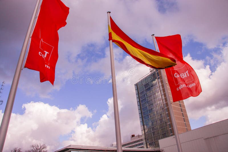 Deutsch- und CeBIT-Flaggen gegen Wolkenhimmel bei CeBIT stockfotos Deutsch- und CeBIT-Flaggen gegen Wolkenhimmel bei CeBIT stockfotos