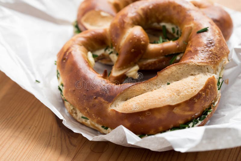 Deutsche Brezel-Brezel Mit Schnittlauchen Und Butter Stockbild - Bild ...