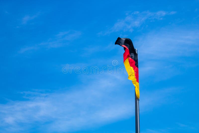 Deutsche Flagge im Wind lizenzfreie stockfotos Deutsche Flagge im Wind lizenzfreie stockfotos