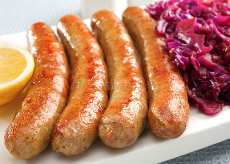 Deutsche Thuringer Bratwurst Mit Rotkohl Stockfoto Bild von bratwurst