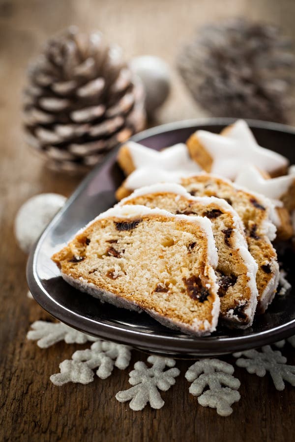 Deutscher Stollen Kuchen Mit Rosinen Stockfoto - Bild von kuchen ...