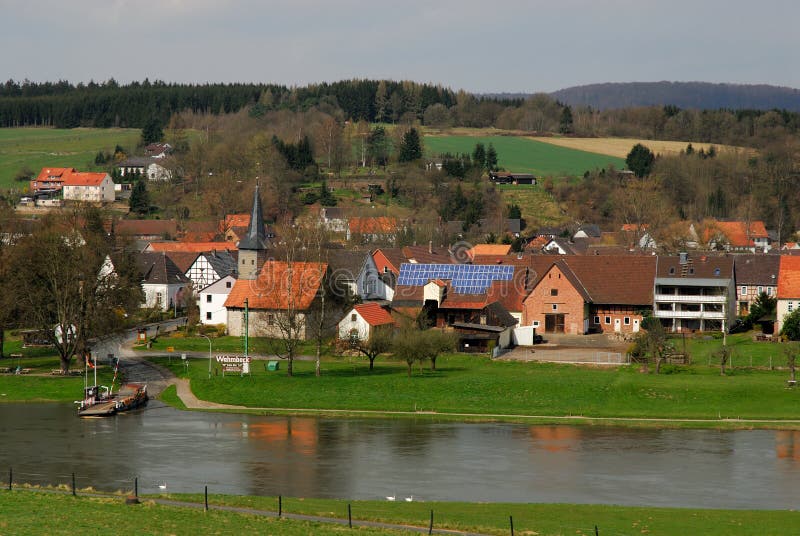 Deutsches Dorf stockfoto. Bild von frühling, kirche, grün 4766874