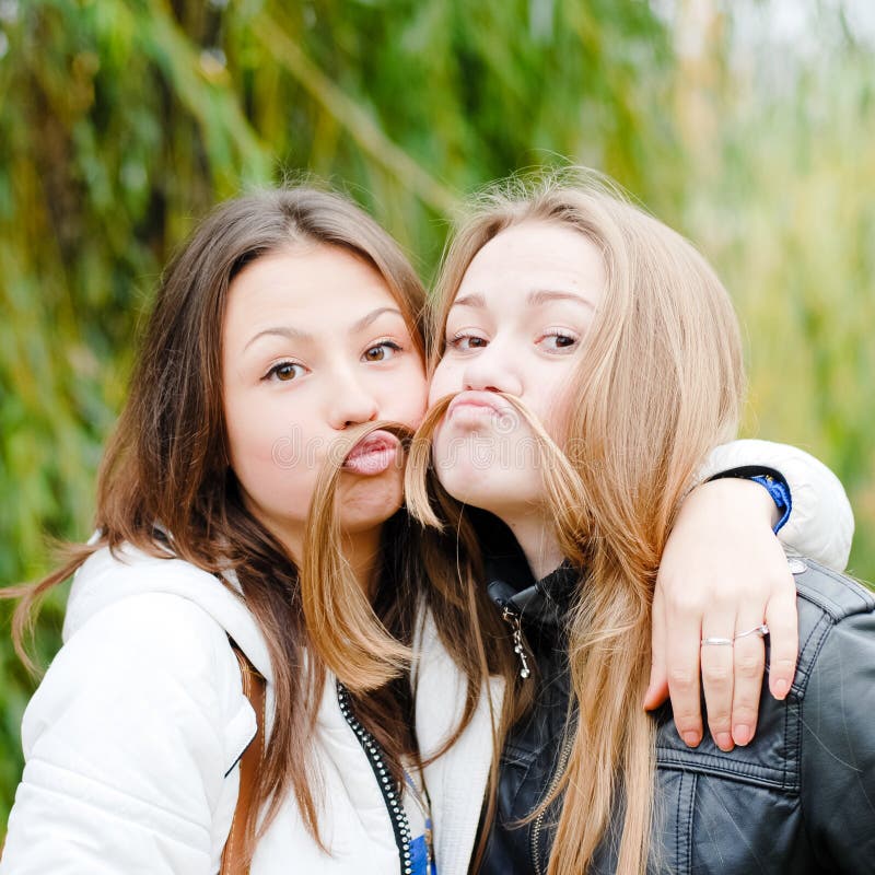 Deux Amies Heureuses Dadolescente Photo Stock Image Du Amis Mode