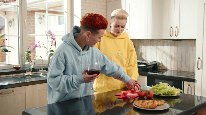 Deux amis dégustant cuisine et vin dans une cuisine moderne coller et passer un bon moment ensemble clips vidéos