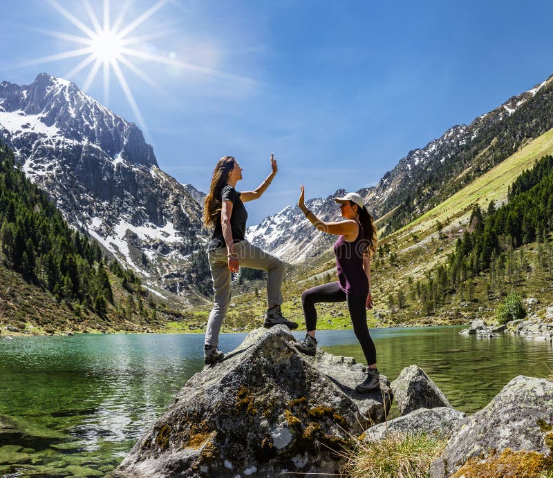 Deux amis féminins célébrant haut cinq photo libre de droits Deux amis féminins célébrant haut cinq photo libre de droits