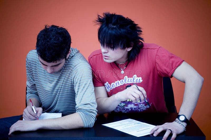 Deux années de l'adolescence prenant l'examen Deux années de l'adolescence prenant l'examen