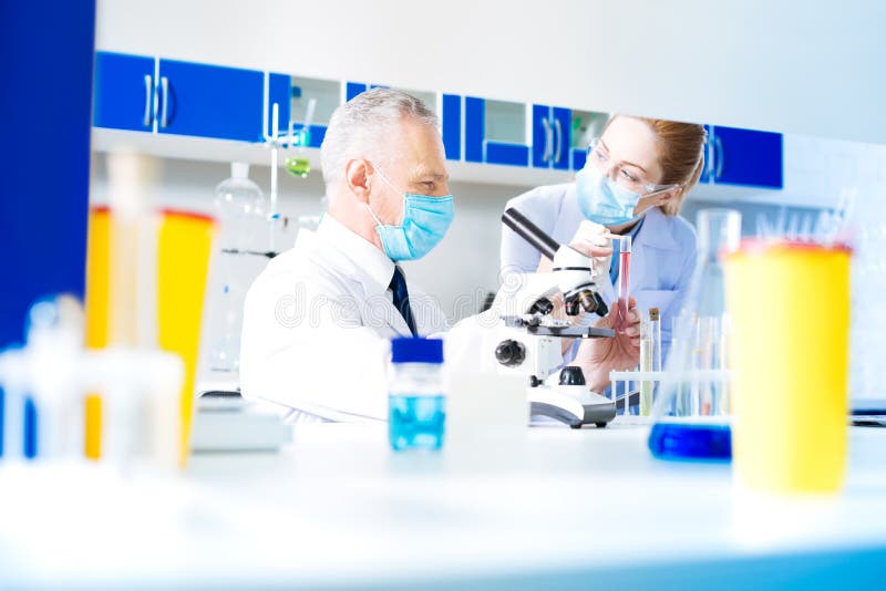 Deux assistants de laboratoire compétents travaillant avec des réactifs images libres de droits Deux assistants de laboratoire compétents travaillant avec des réactifs images libres de droits