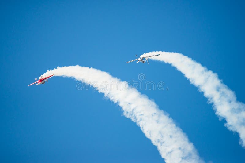 Deux avions de cascade exécutent la secousse photos stock Deux avions de cascade exécutent la secousse photos stock