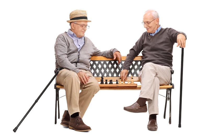 Deux aînés jouant des échecs posés sur un banc photographie stock libre de droits Deux aînés jouant des échecs posés sur un banc photographie stock libre de droits