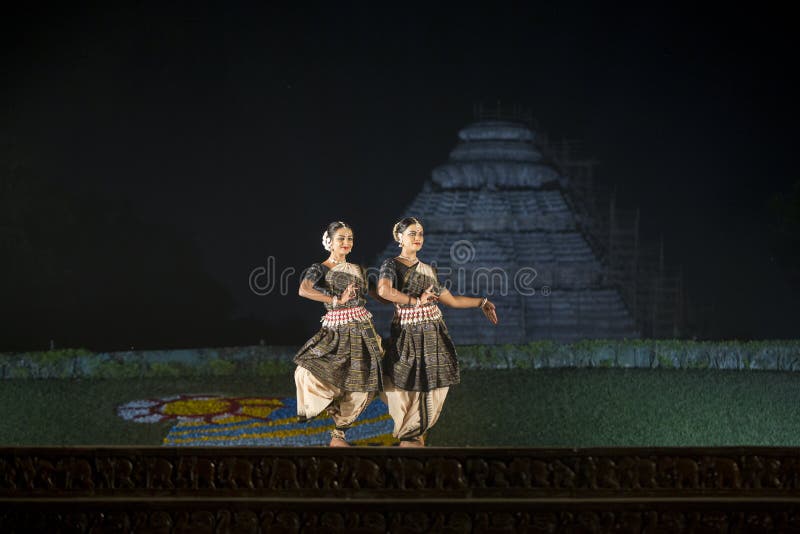 Deux beau danseur classique d'Odissi ou d'orissi exécutant dans l'étape au temple de Konark, Odisha, Inde images libres de droits Deux beau danseur classique d'Odissi ou d'orissi exécutant dans l'étape au temple de Konark, Odisha, Inde images libres de droits