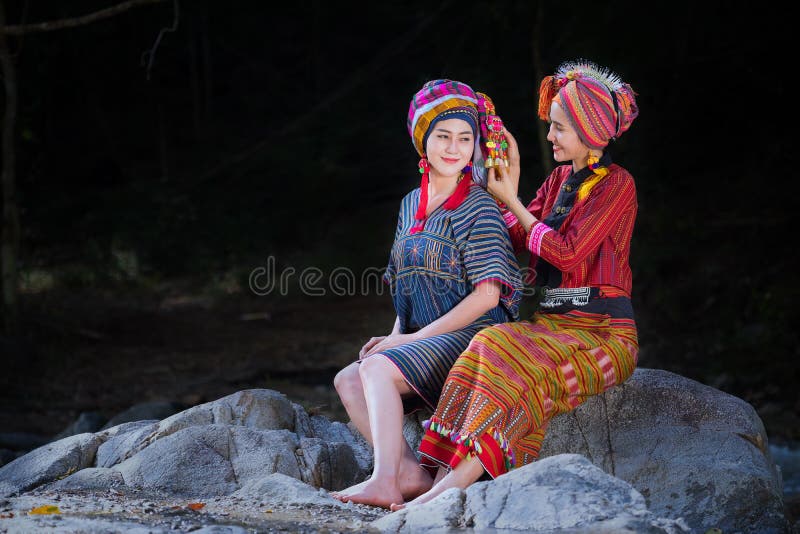 Deux belles femmes thaïlandaises sourient en fil de rotation de costume de Karen dessus photographie stock Deux belles femmes thaïlandaises sourient en fil de rotation de costume de Karen dessus photographie stock