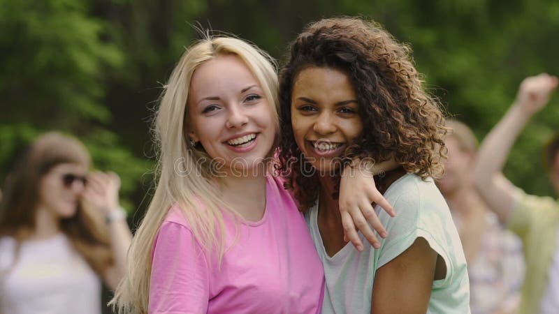 Deux belles femmes étreindre, posant à l'appareil-photo, les jeunes célébrant la vie banque de vidéos