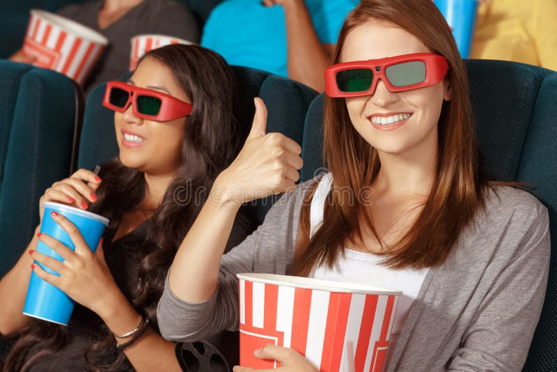 Deux belles filles au cinéma image stock Deux belles filles au cinéma image stock