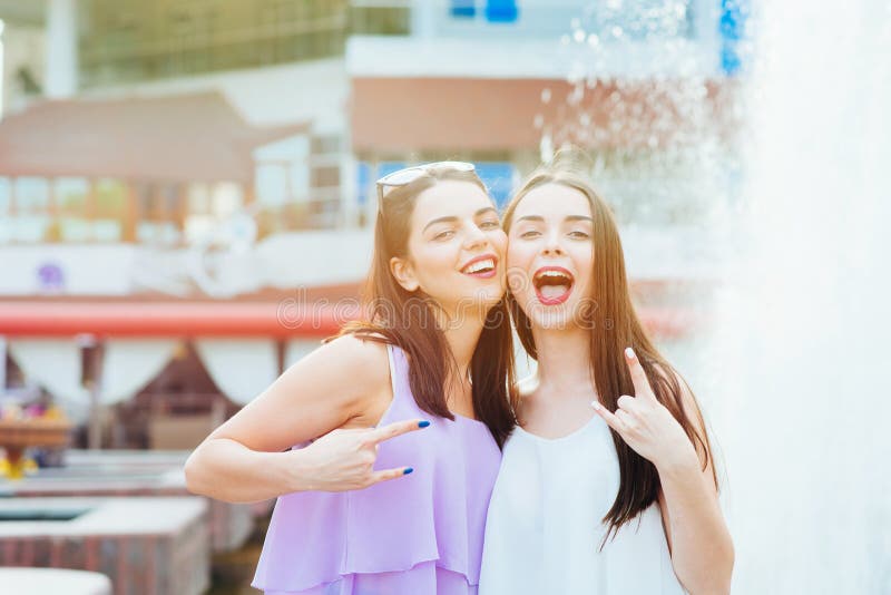 Deux belles filles ayant l'amusement sur la rue image stock Deux belles filles ayant l'amusement sur la rue image stock