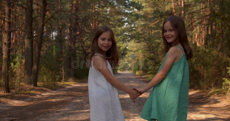 Deux belles filles marchant dans les bois