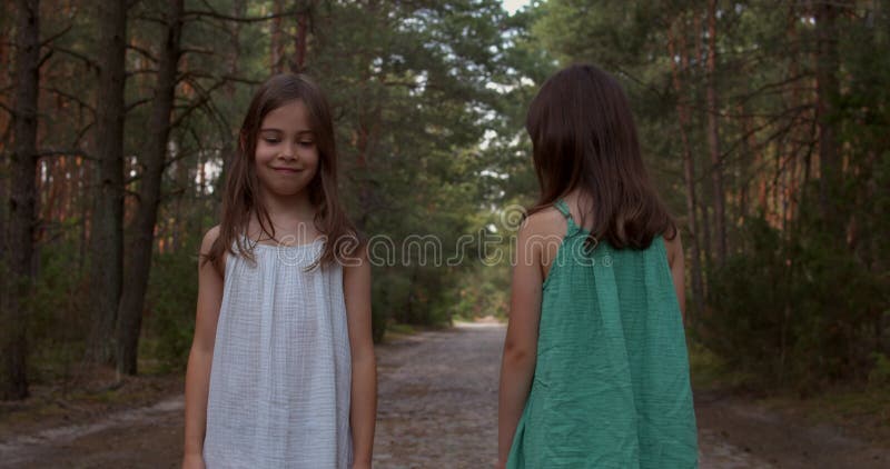 Deux belles filles marchant dans les bois