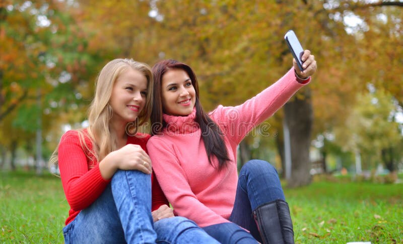 Deux Belles Jeunes Femmes Faisant Le Selfie Photo Stock Image Du Deux