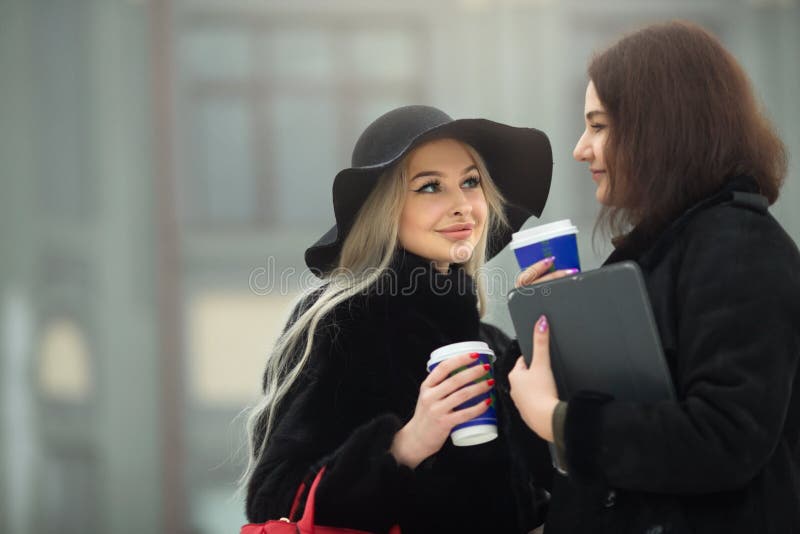 Deux belles jeunes filles dans des vêtements chauds photo stock Deux belles jeunes filles dans des vêtements chauds photo stock