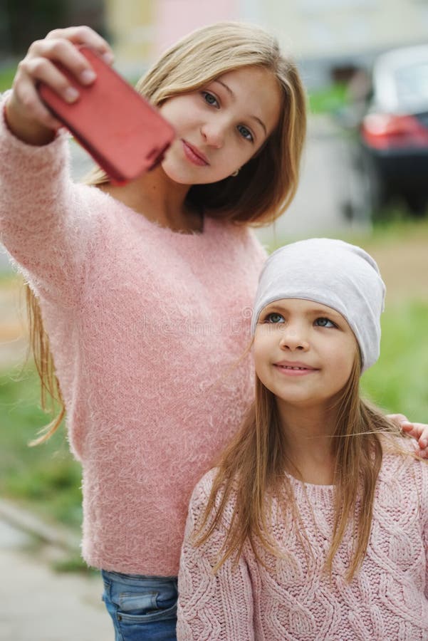 Deux belles petites filles faisant le selfie photos libres de droits Deux belles petites filles faisant le selfie photos libres de droits