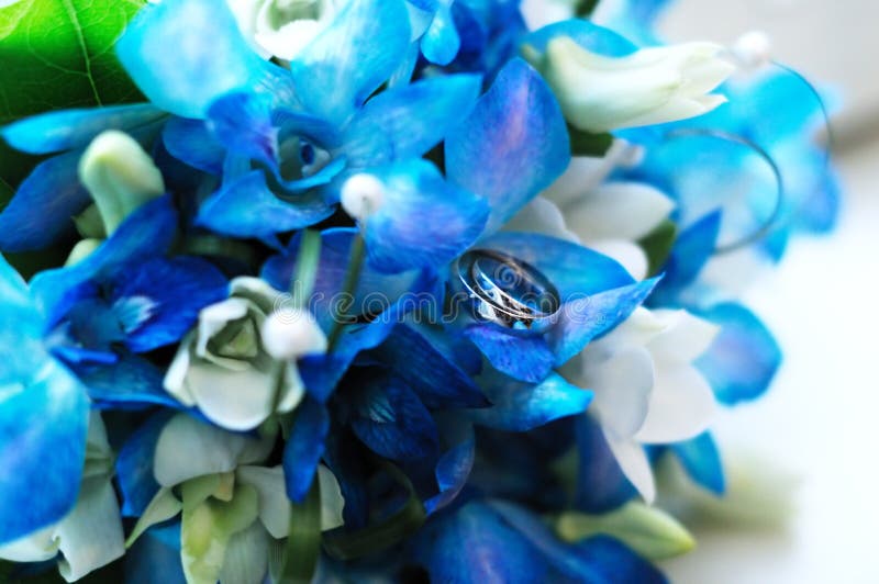 Deux boucles de mariage sur un bouquet de mariage photographie stock Deux boucles de mariage sur un bouquet de mariage photographie stock