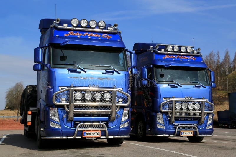 Deux Camions Adaptés Aux Besoins Du Client De Volvo FH13