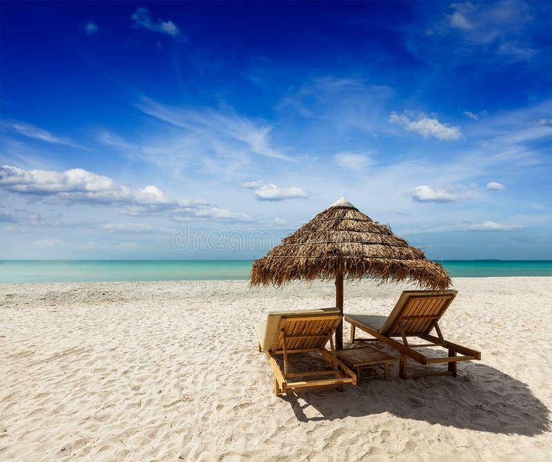 Deux chaises longues de plage sous la tente photo stock Deux chaises longues de plage sous la tente photo stock