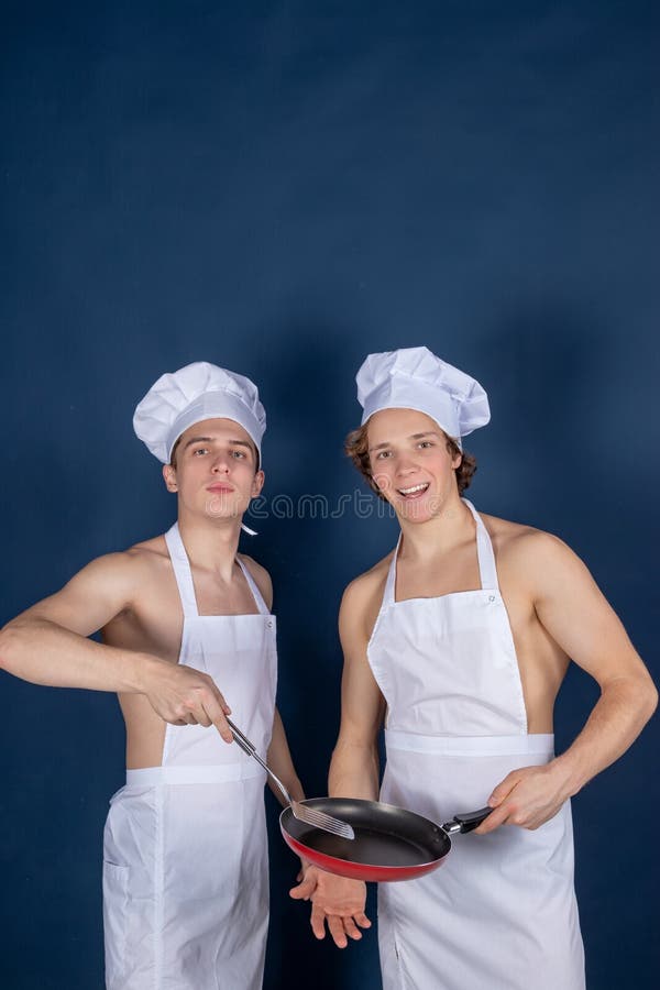 Homme De Cuisine Sexy En Tablier. Chef Musclé Sur Fond Noir