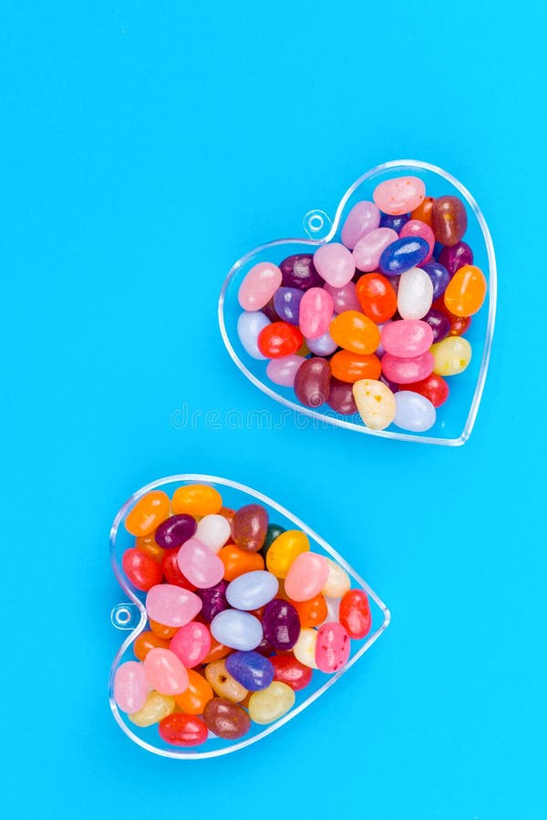 Deux coeurs avec des sucreries sur le fond bleu photographie stock Deux coeurs avec des sucreries sur le fond bleu photographie stock