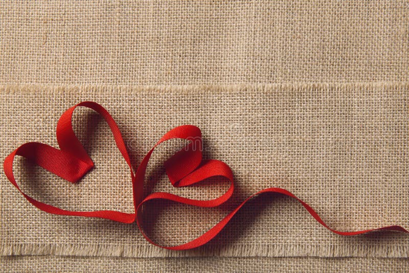 Deux coeurs, fond de toile de jute de toile à sac Valentine Day, épousant le concept d'amour